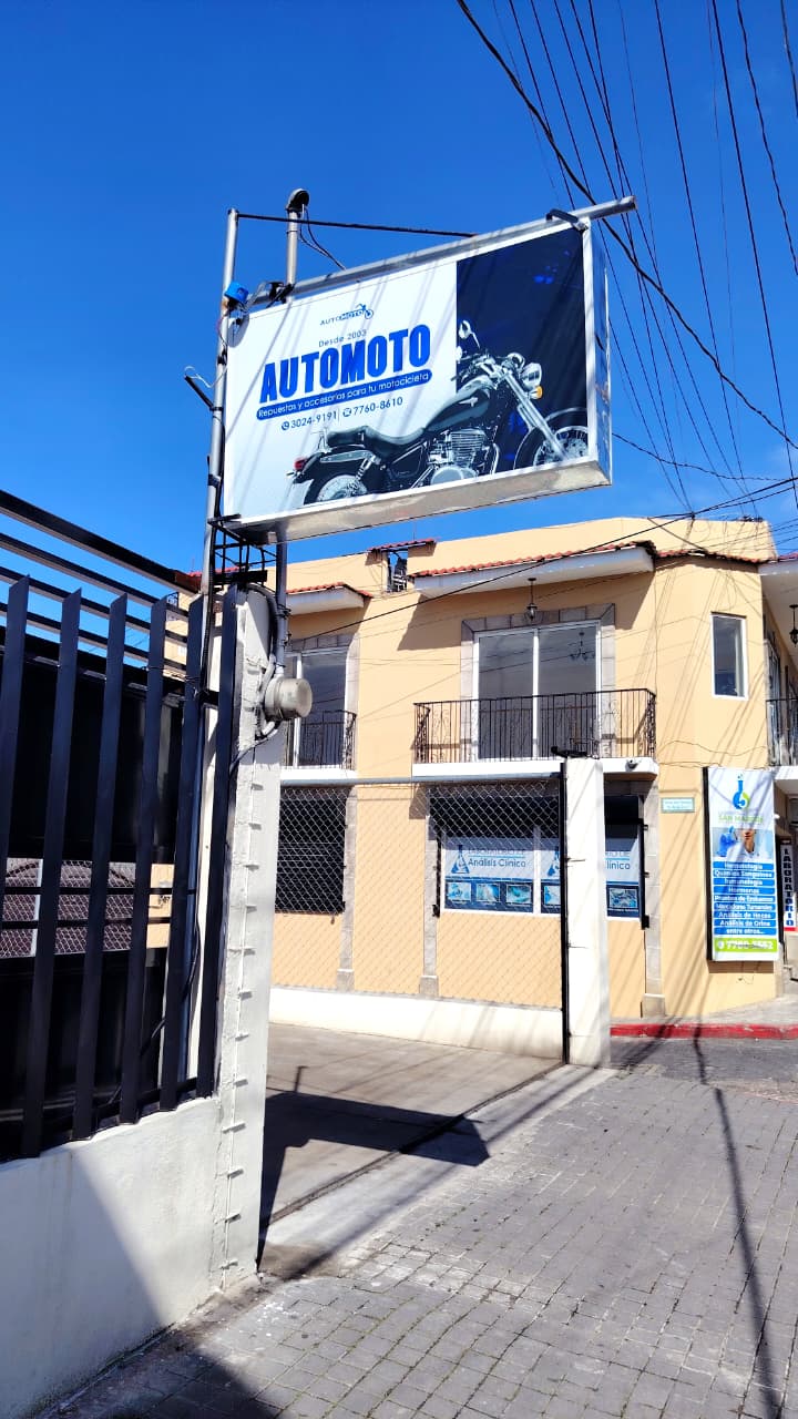 Rótulo AUTOMOTO en la entrada del local