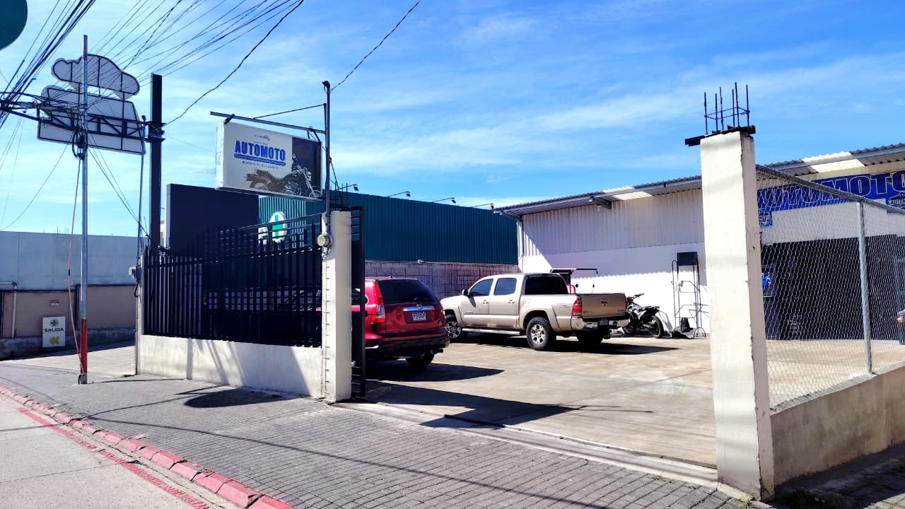 Entrada y parqueo de AUTOMOTO